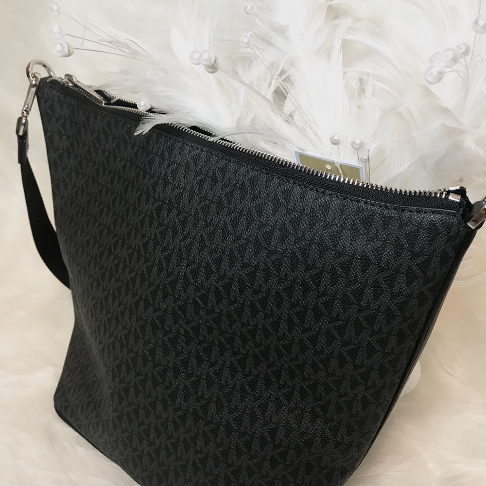 NEW MICHAEL KORS BLACK BUCKET MESSENGER FULTON - Picture 4 of 8